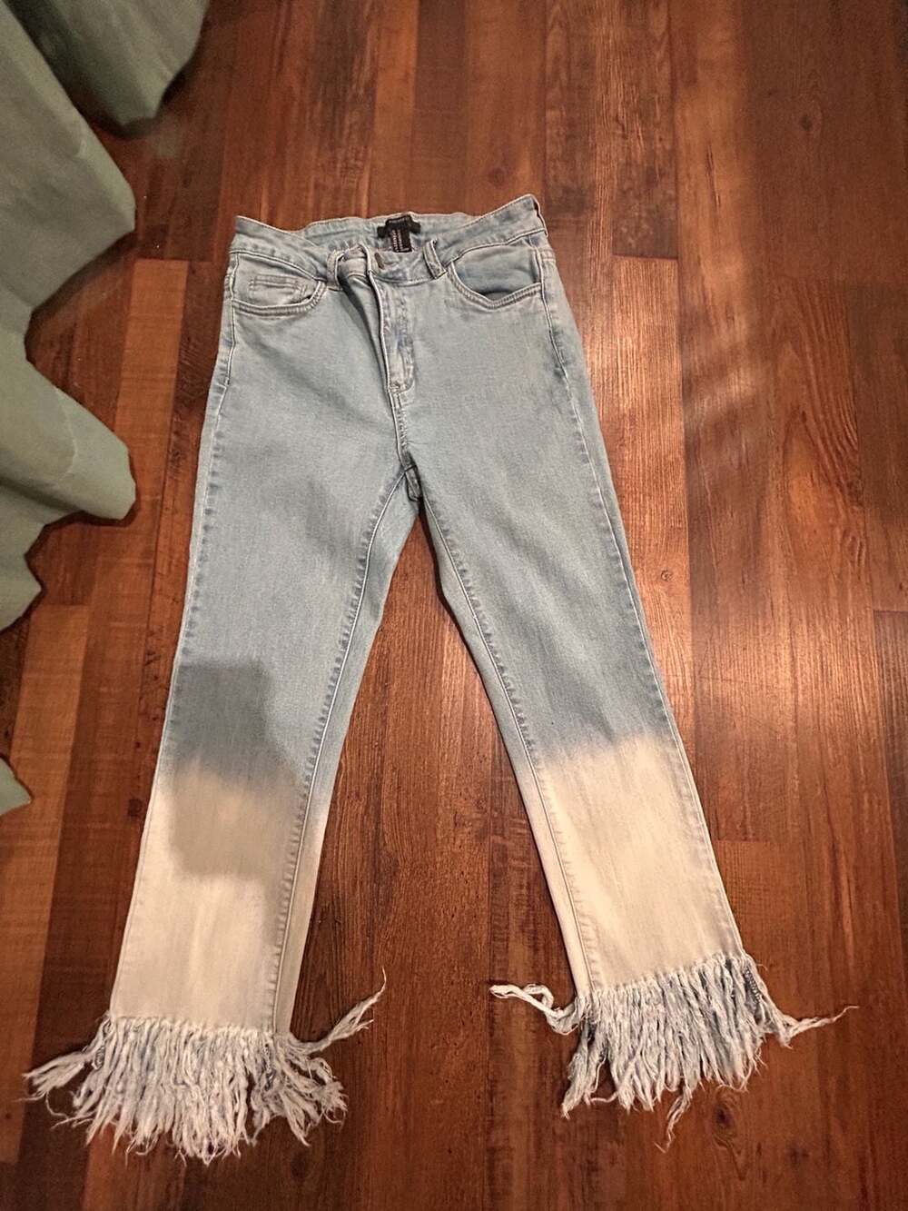 Forever 21 Light Wash Ombre Fringed Hem Jeans Size 27